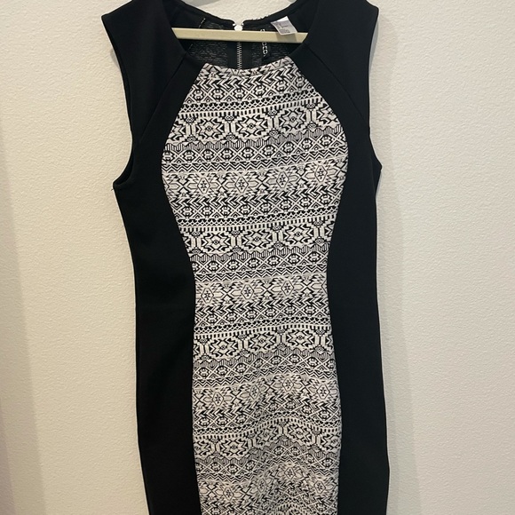 New H&M bodycon dress with black and white jacquard pattern. Sizee 8 - Picture 6 of 6